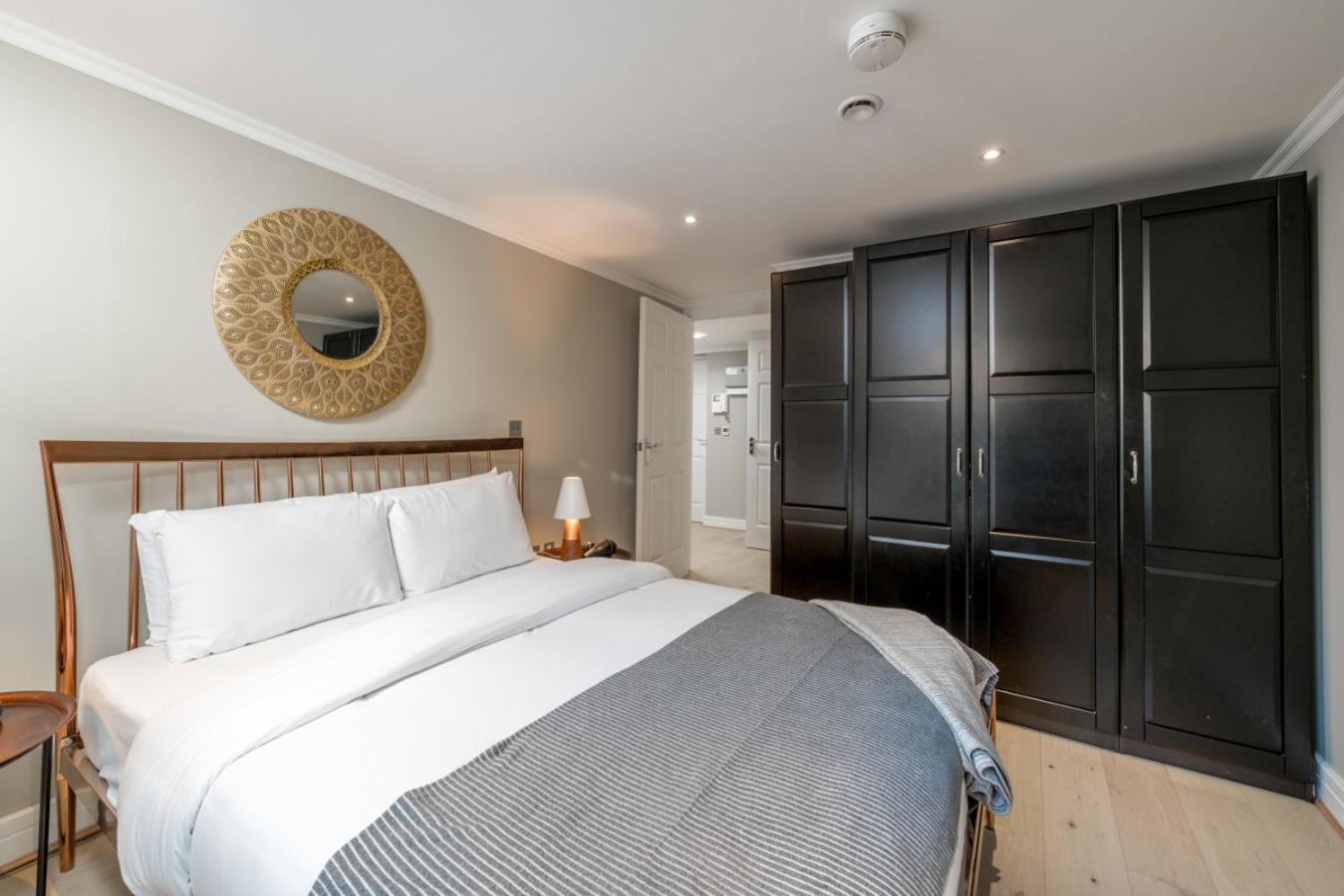 Gorgeous Design 2 Bed Flat Barons Court Sleeps Six *