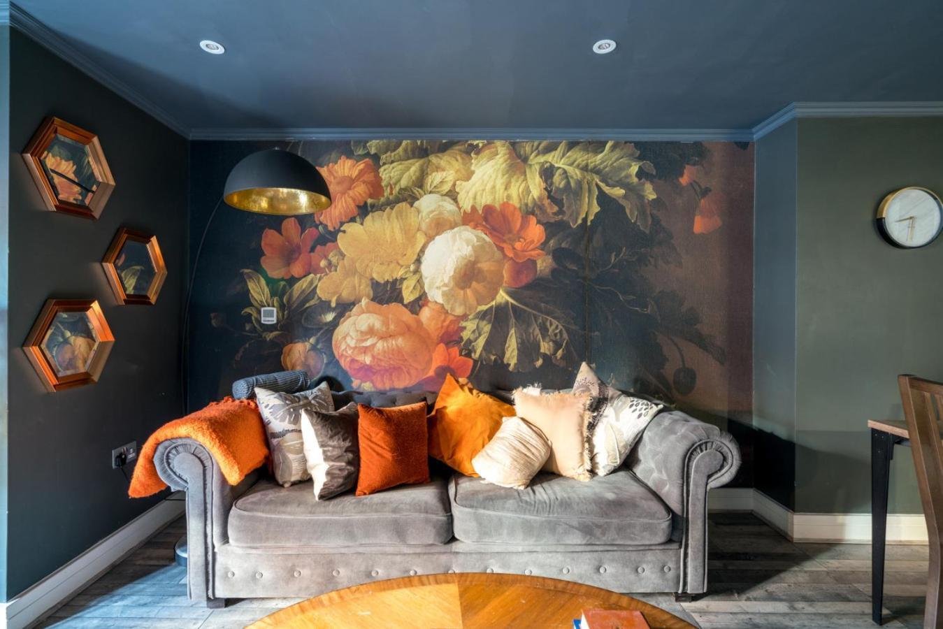 Apartment Gorgeous Design 2 Bed Flat Barons Court Sleeps Six London