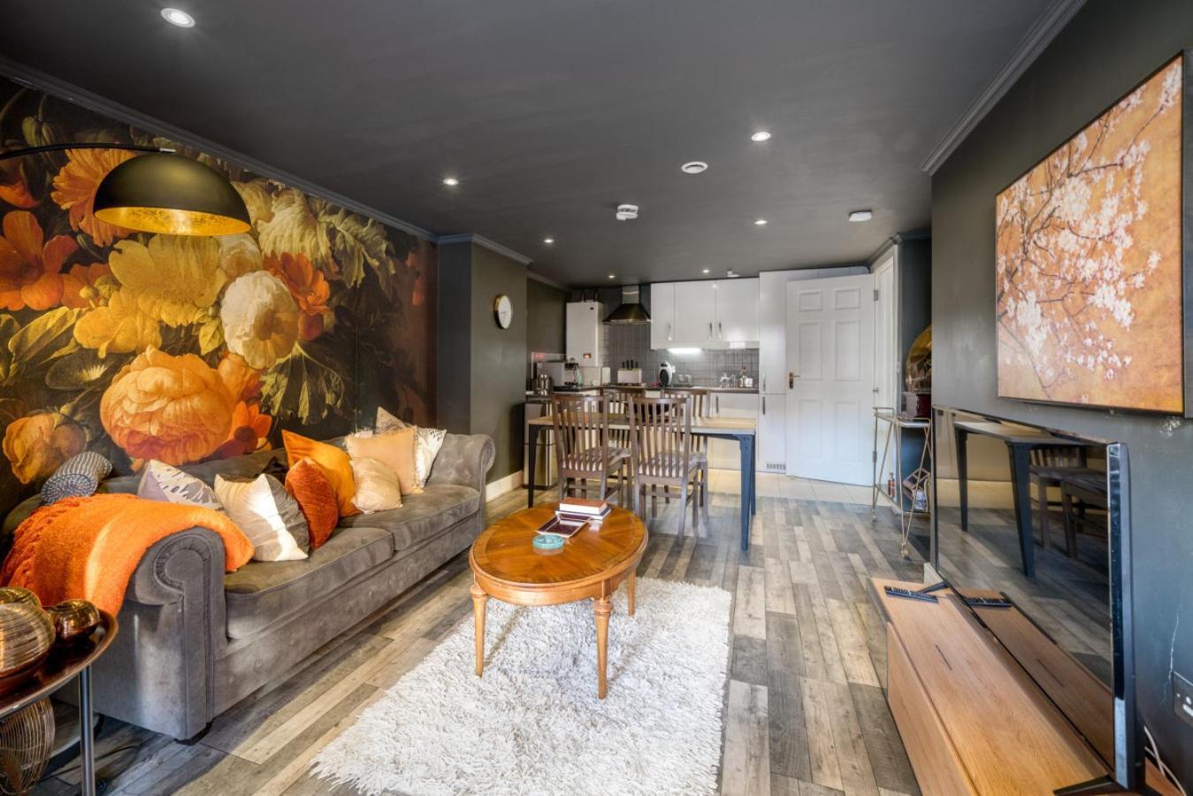 Gorgeous Design 2 Bed Flat Barons Court Sleeps Six London