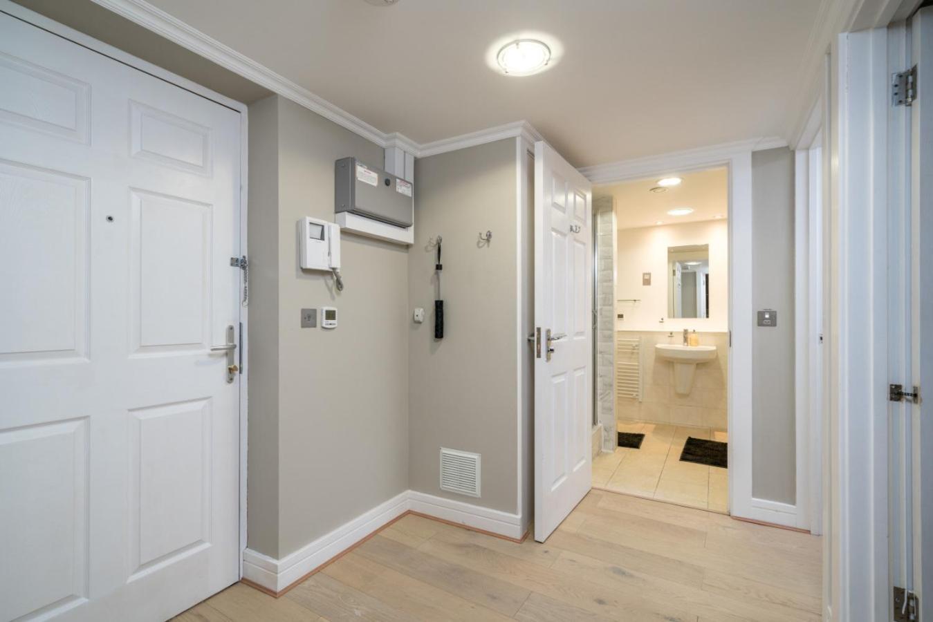 Gorgeous Design 2 Bed Flat Barons Court Sleeps Six Apartment