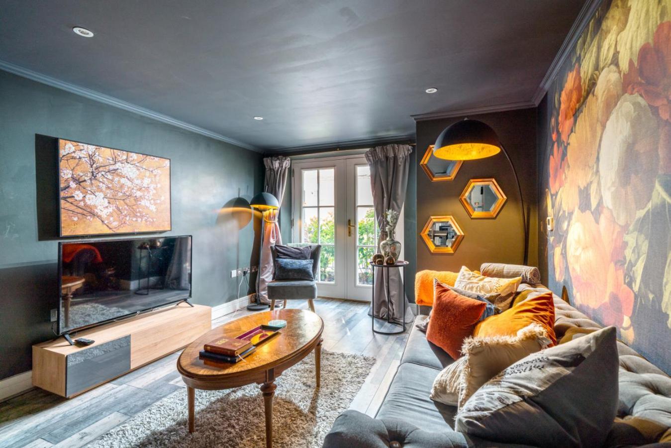Gorgeous Design 2 Bed Flat Barons Court Sleeps Six Apartment London