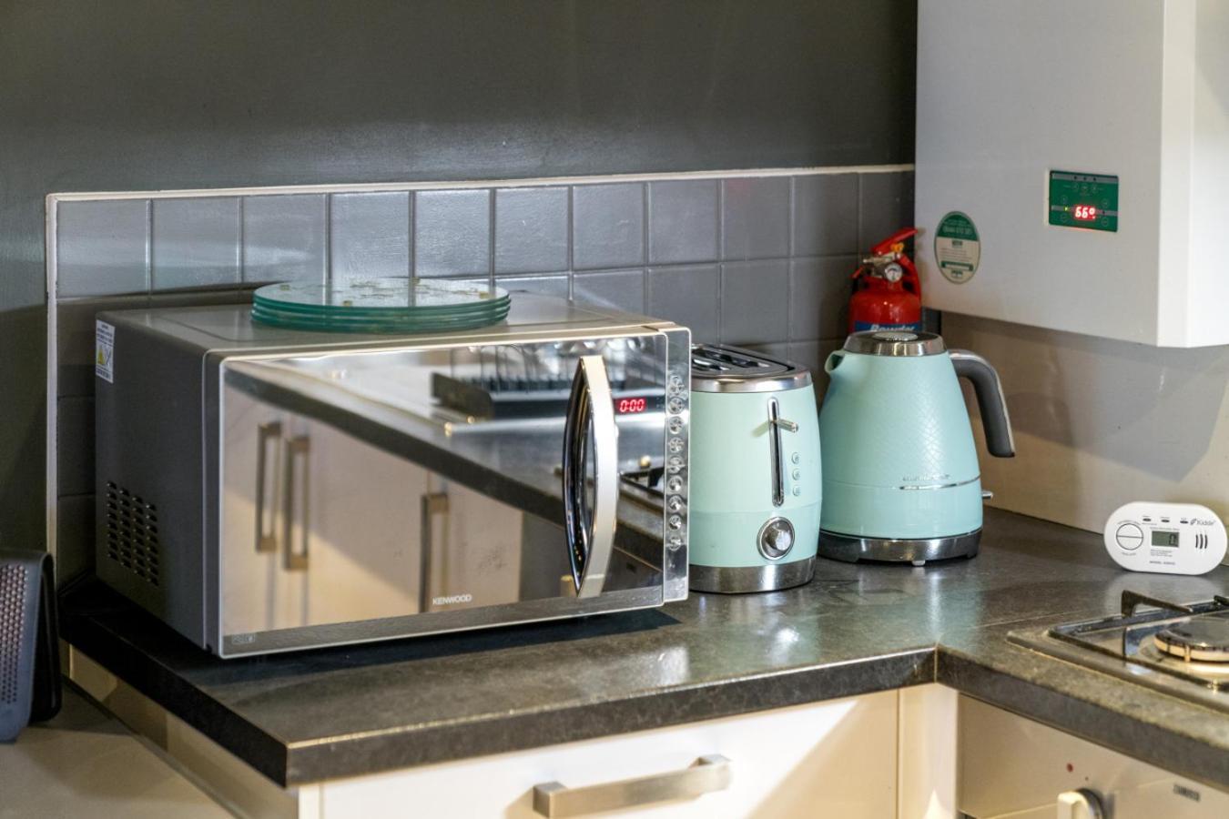 Gorgeous Design 2 Bed Flat Barons Court Sleeps Six London