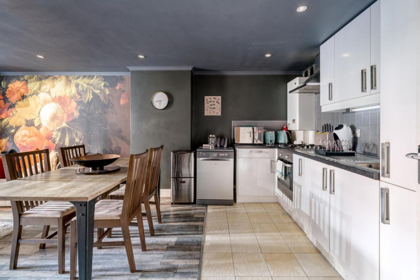Gorgeous Design 2 Bed Flat Barons Court Sleeps Six Apartment *