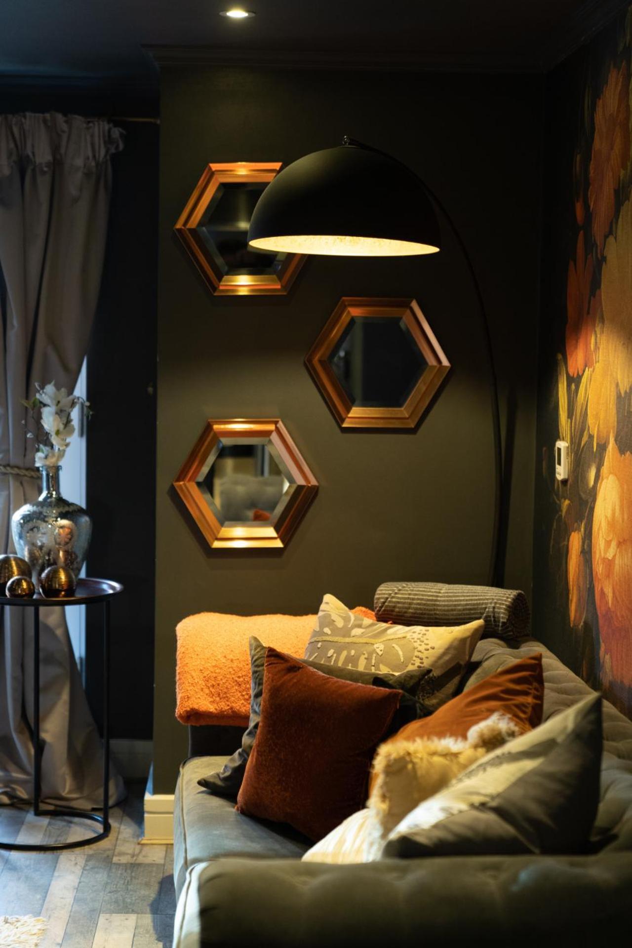 Gorgeous Design 2 Bed Flat Barons Court Sleeps Six *