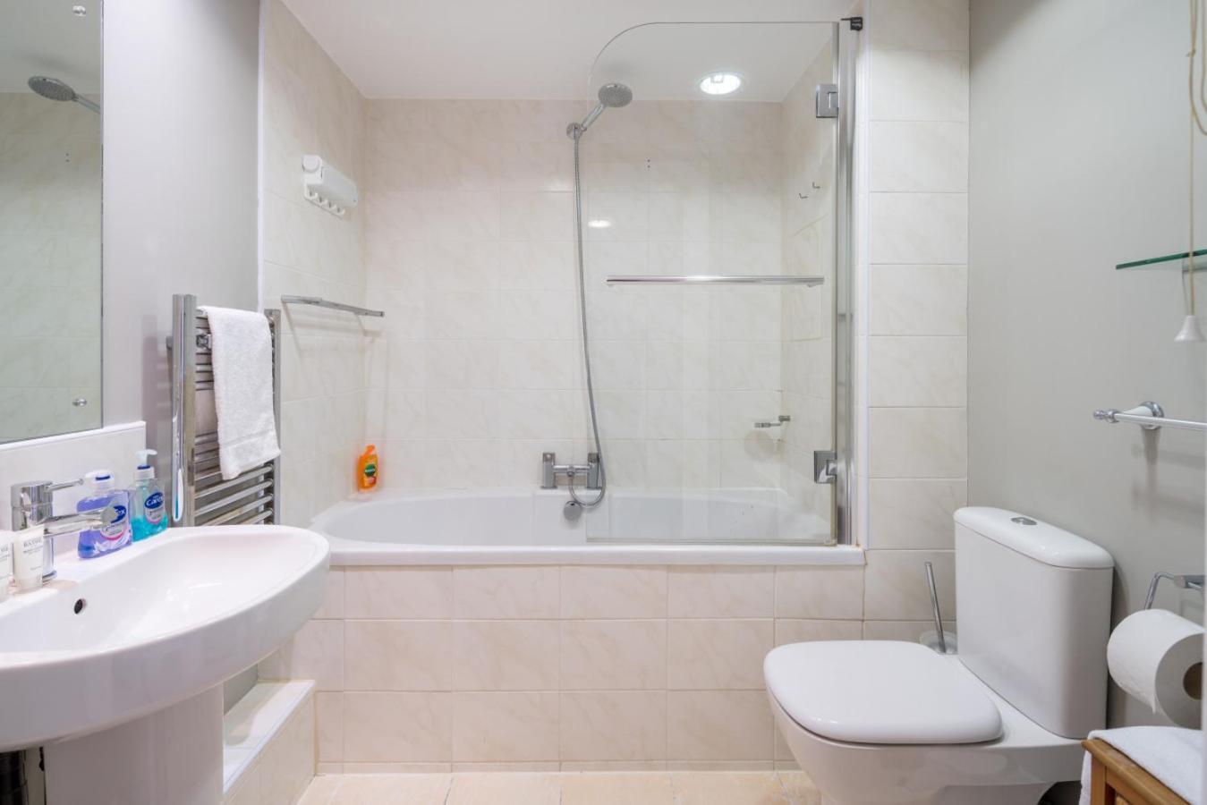 Luxury 1 Bed Sleeps 5, Barons Court 5m To Tube Apartment London