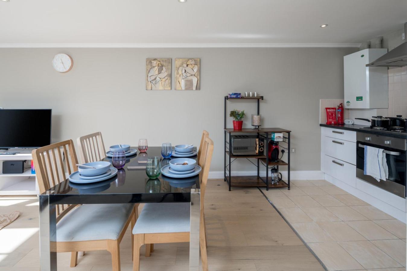 Luxury 1 Bed Sleeps 5, Barons Court 5m To Tube