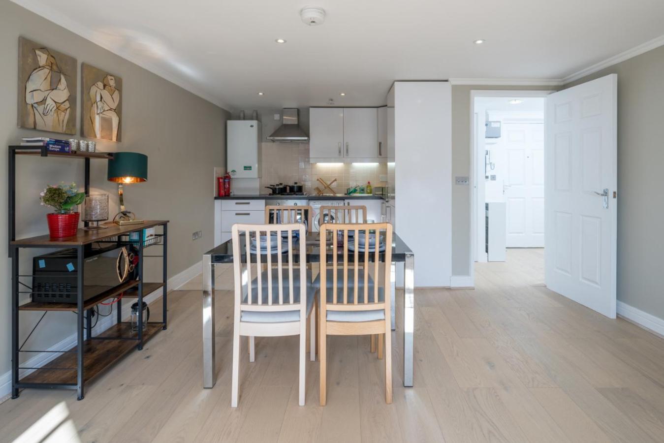 Apartment Luxury 1 Bed Sleeps 5, Barons Court 5m To Tube