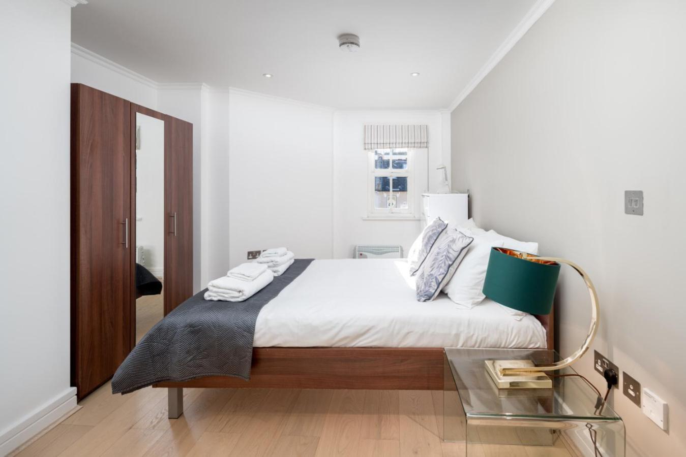 Luxury 1 Bed Sleeps 5, Barons Court 5m To Tube London