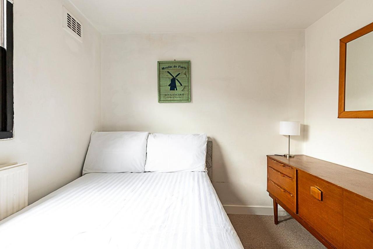 Kensal Green's Cosy Three Bedroom Retreat London