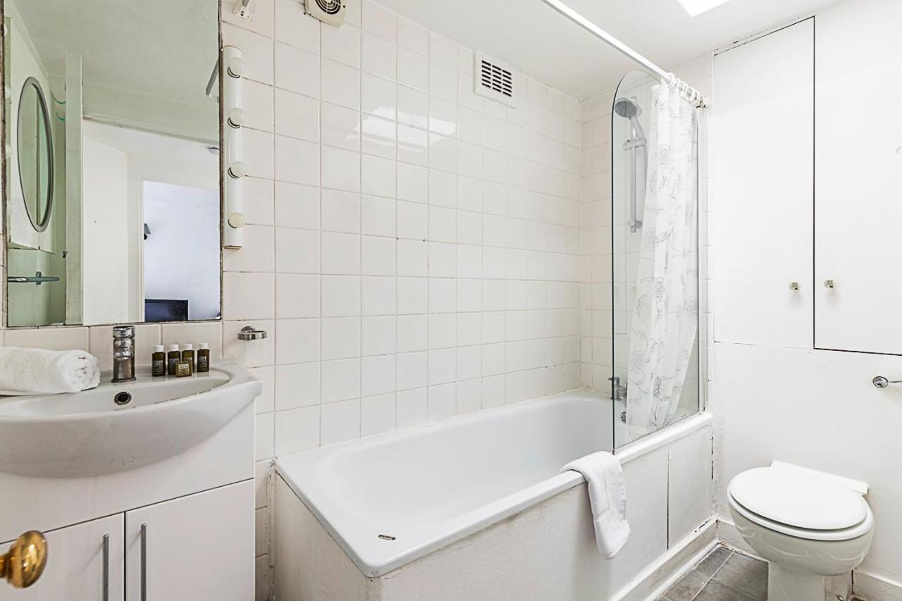 Kensal Green's Cosy Three Bedroom Retreat Apartment