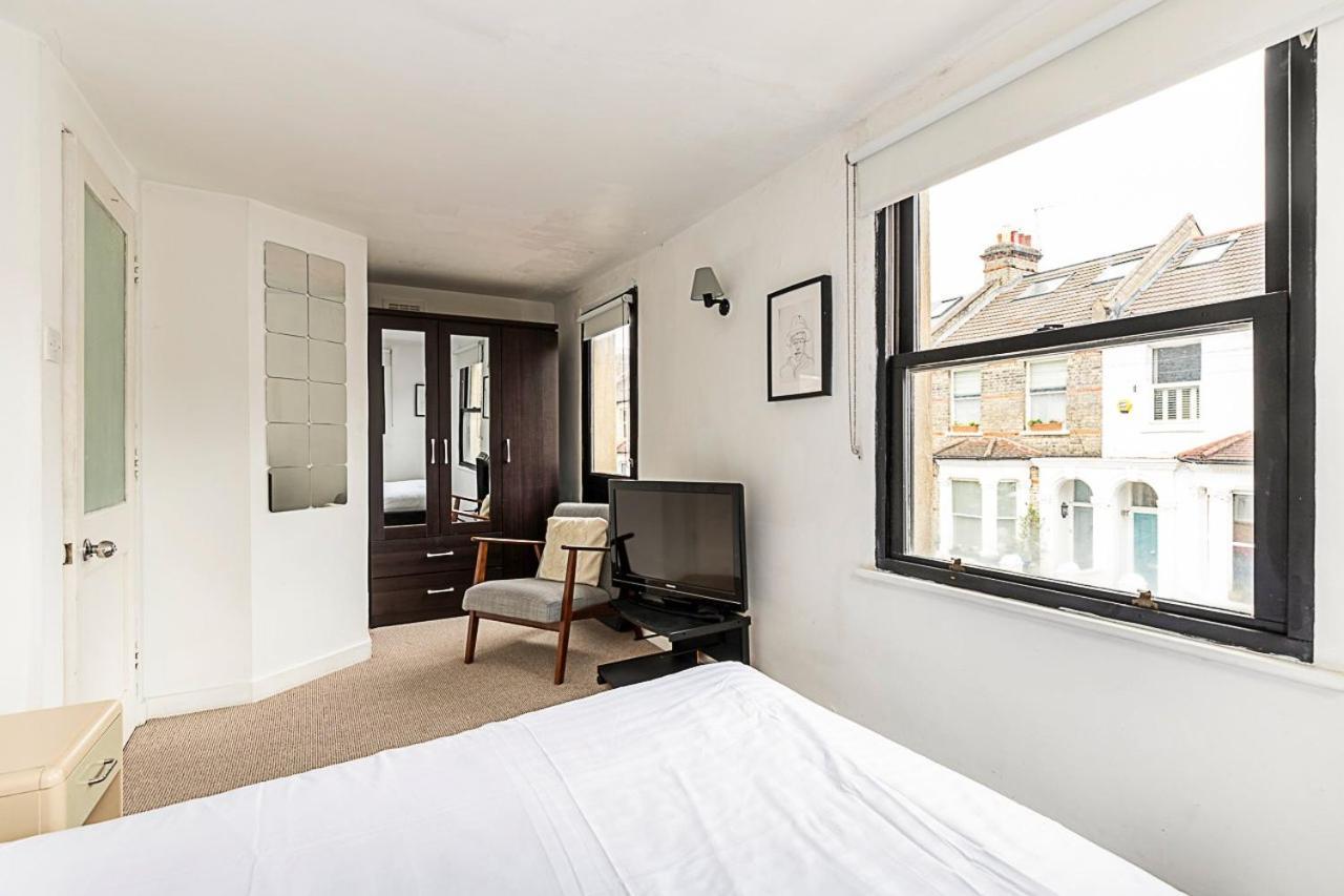 Kensal Green's Cosy Three Bedroom Retreat *