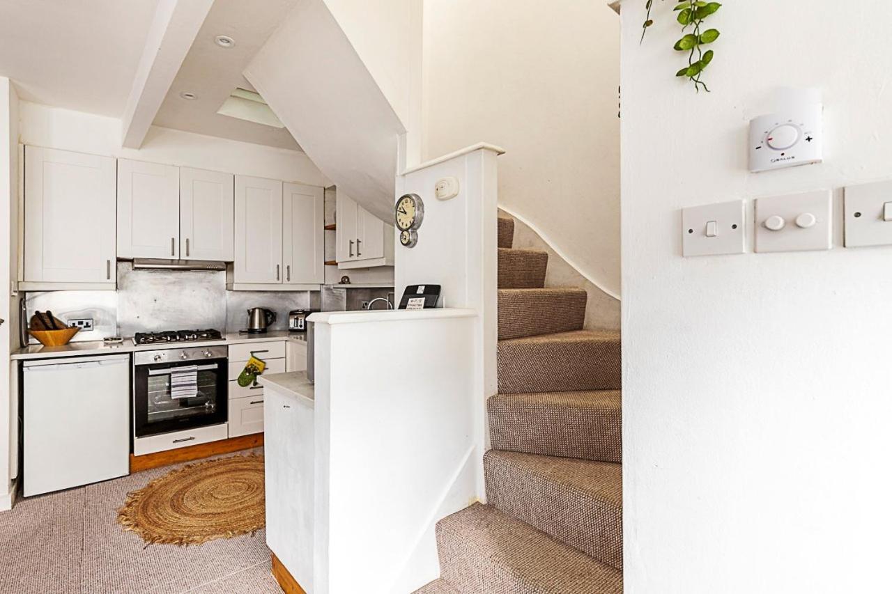 Kensal Green's Cosy Three Bedroom Retreat *