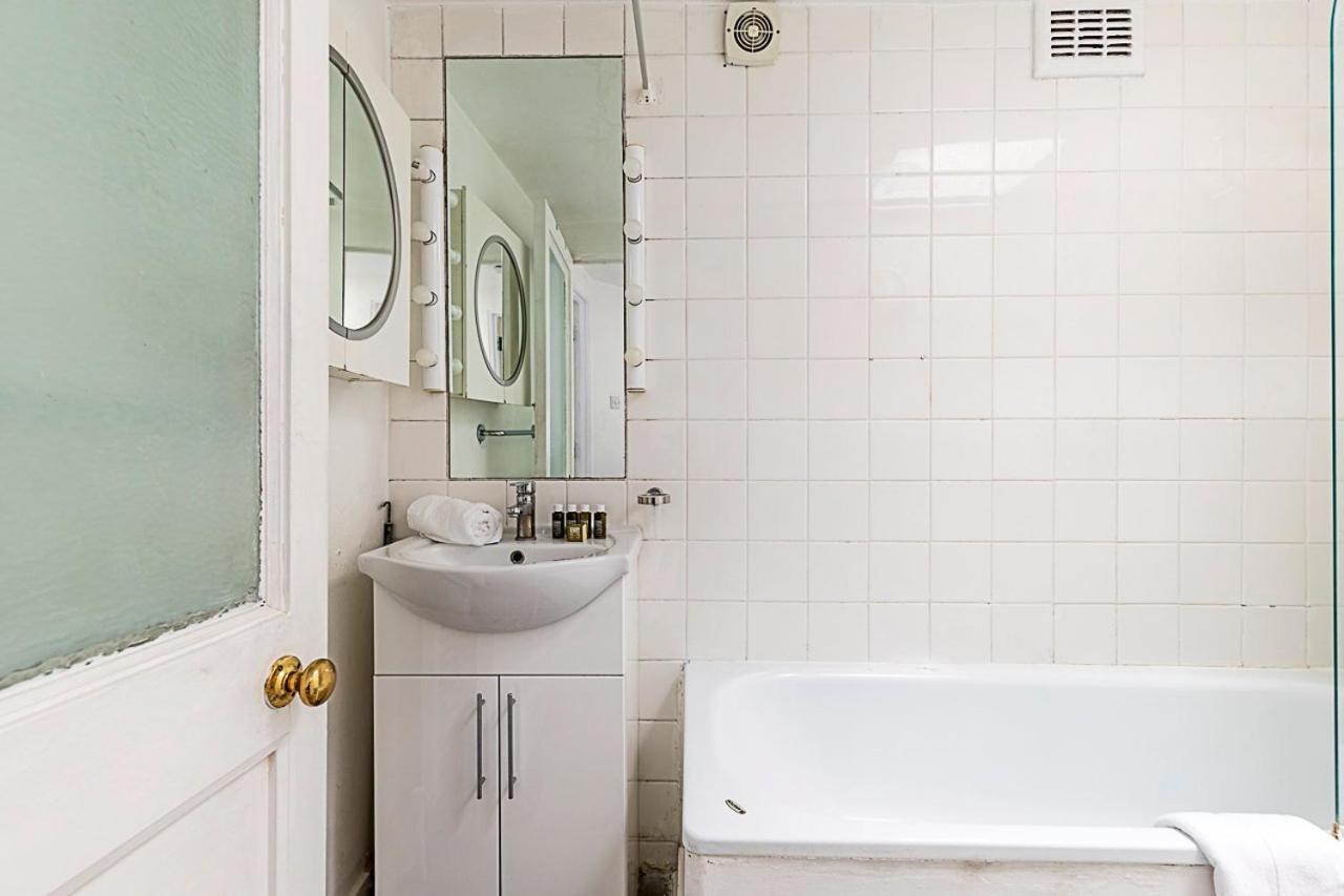 Kensal Green's Cosy Three Bedroom Retreat * London
