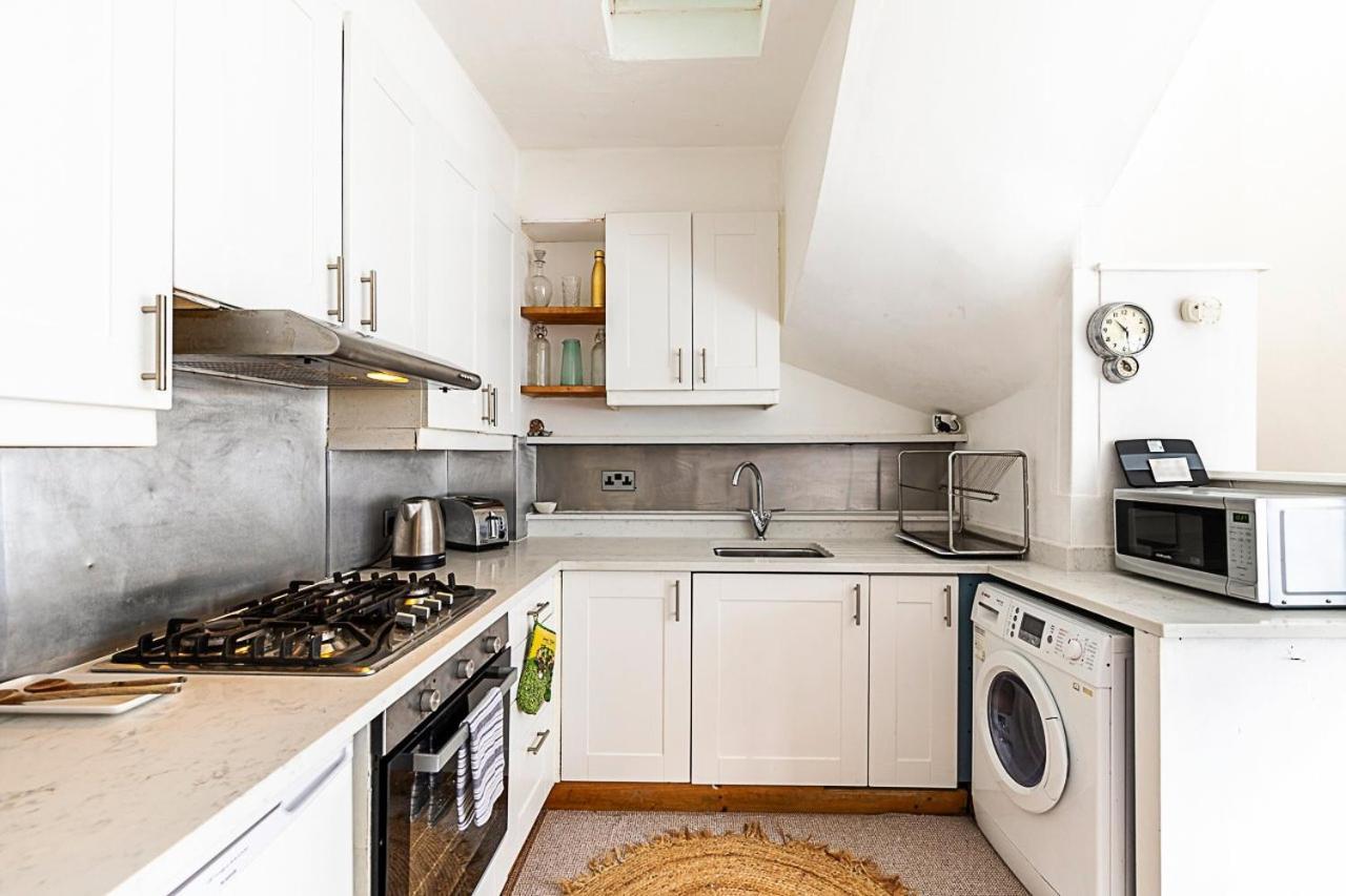 Kensal Green's Cosy Three Bedroom Retreat London