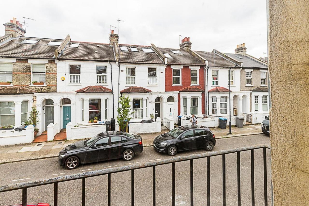 Kensal Green's Cosy Three Bedroom Retreat