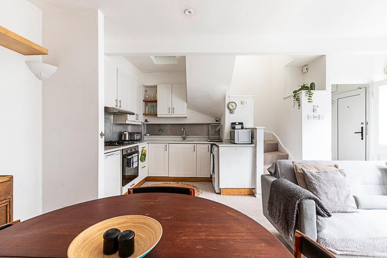 Kensal Green's Cosy Three Bedroom Retreat Apartment *