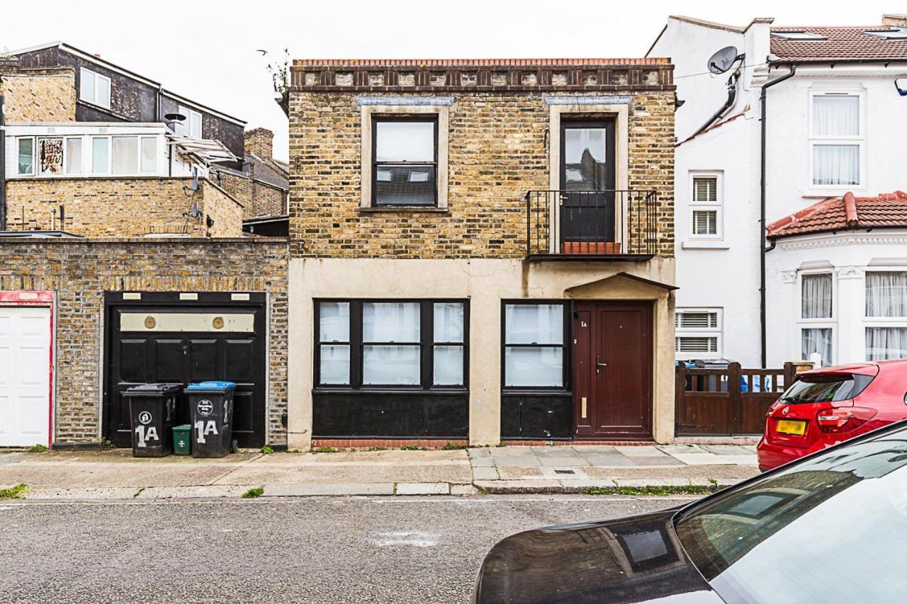 Kensal Green's Cosy Three Bedroom Retreat * London