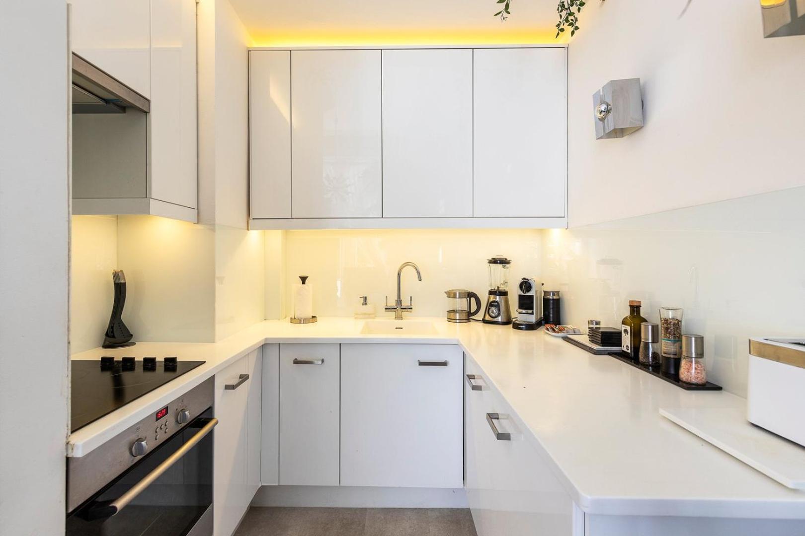 Classic Victorian Flat With Terrace *