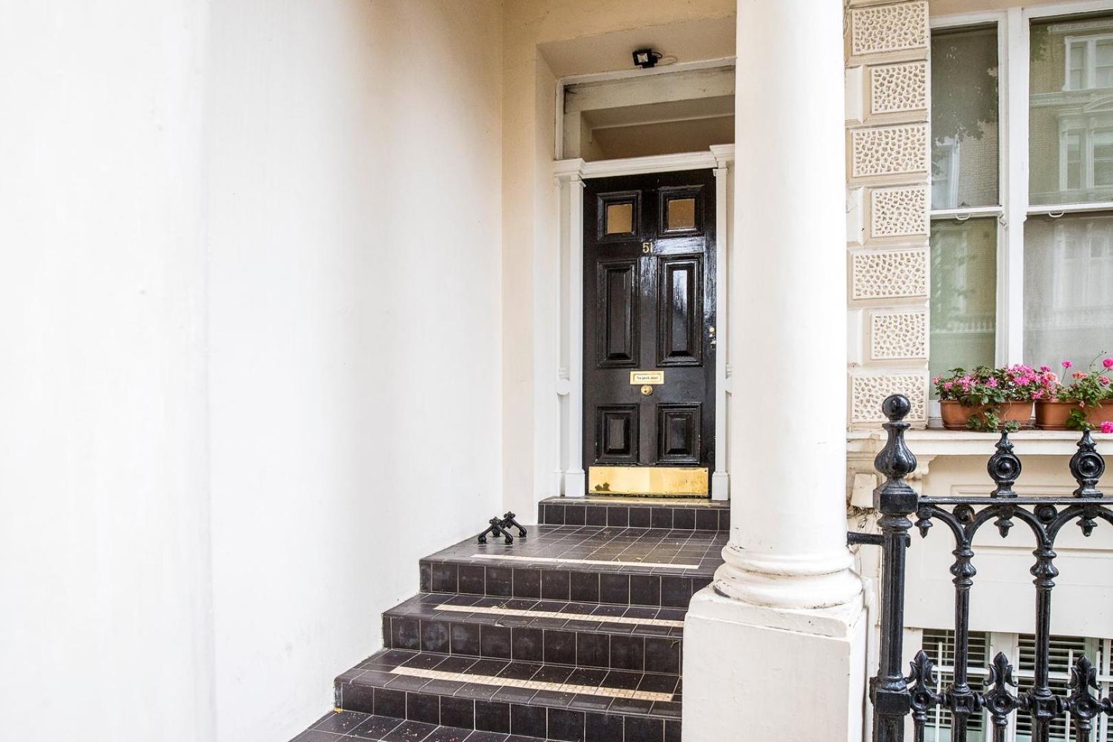 Classic Victorian Flat With Terrace *