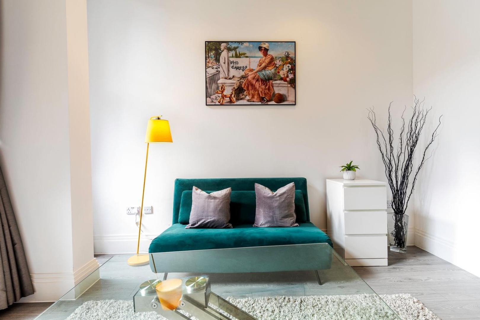 Sleek One Bedroom Flat In East Putney London