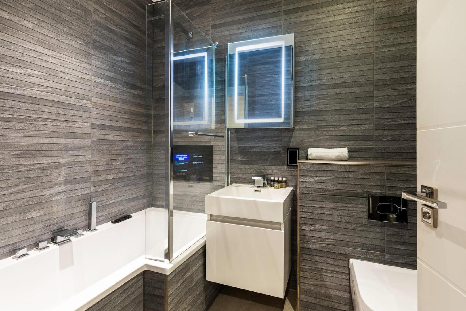 Sleek One Bedroom Flat In East Putney London