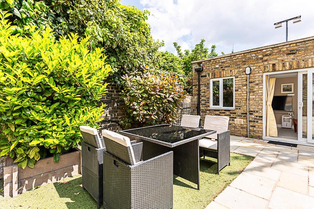 Charming Garden Studio Apartment *