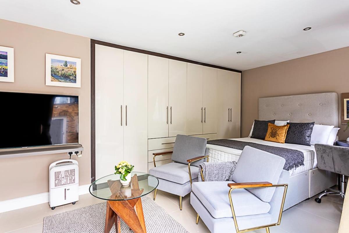 Charming Garden Studio Apartment London