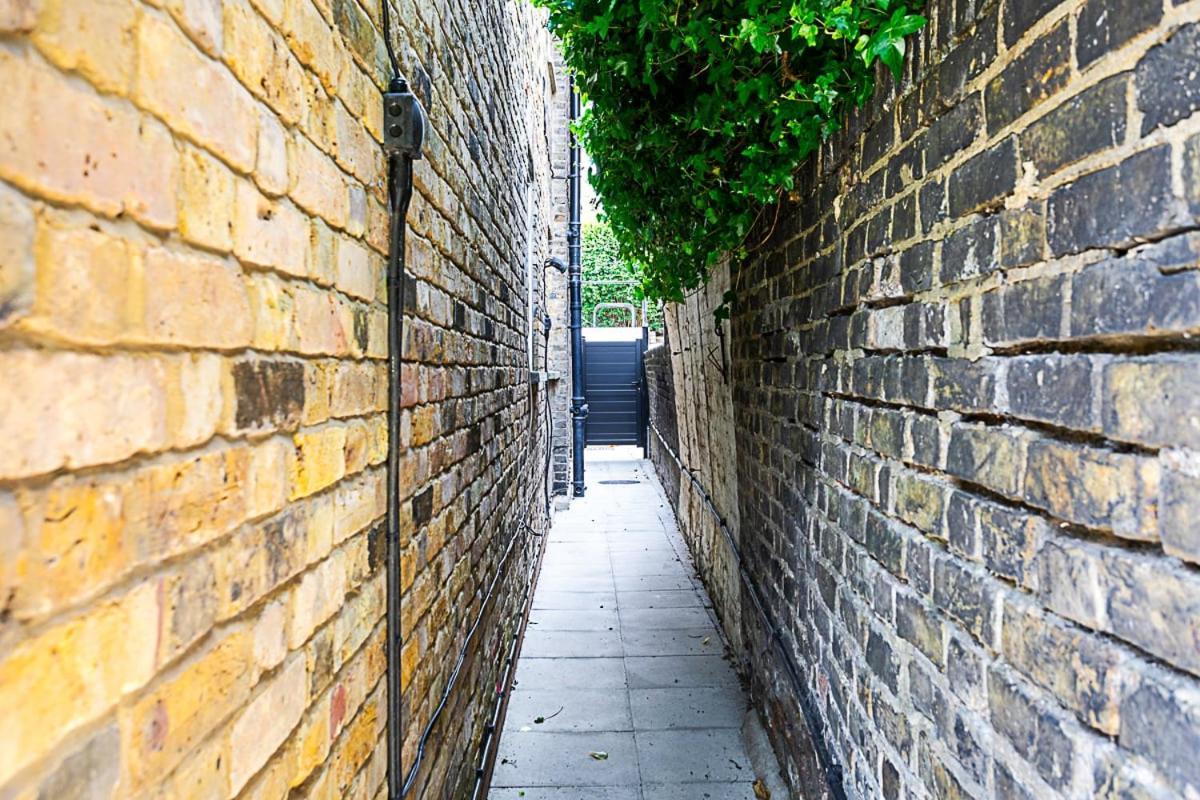 Charming Garden Studio Apartment London