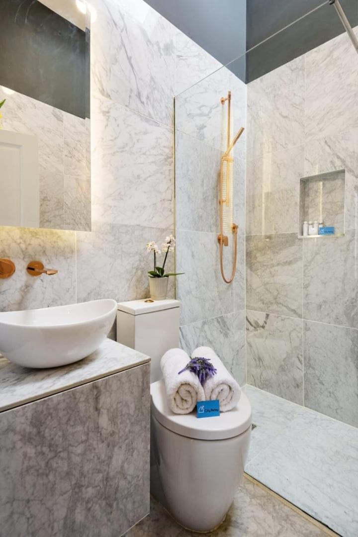 Stylish Hyde Park Gem Apartment London