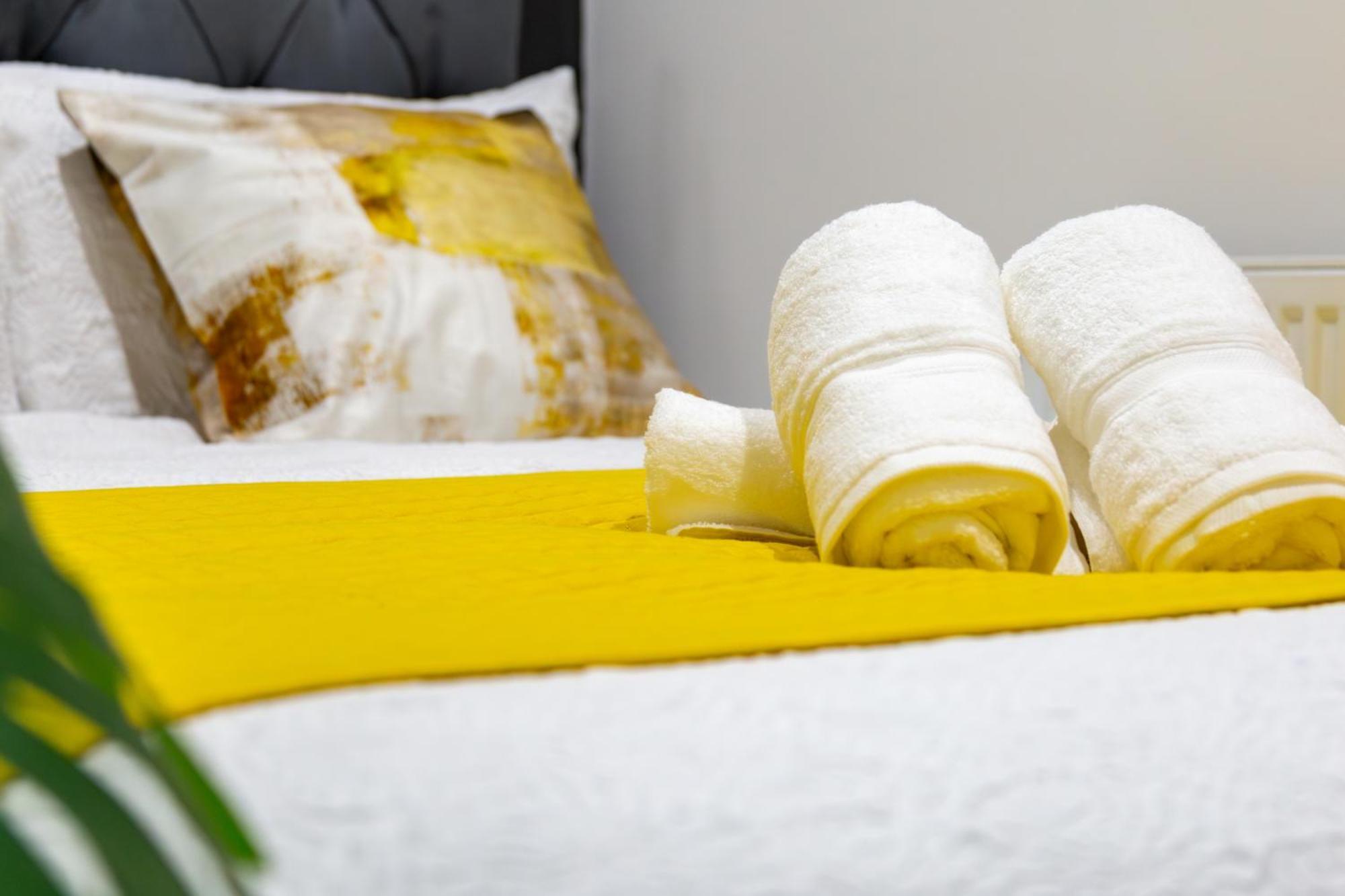 Chic & Spacious 2 Bedroom Haven In Zone 2-15 Mins To Central London- Garden & Parking Available! 5 Beds-Sleeps 6 People- Instant Book & Self Check-In! Save 20 Percent On Stays Of 7 Nights Or More ! Apartment