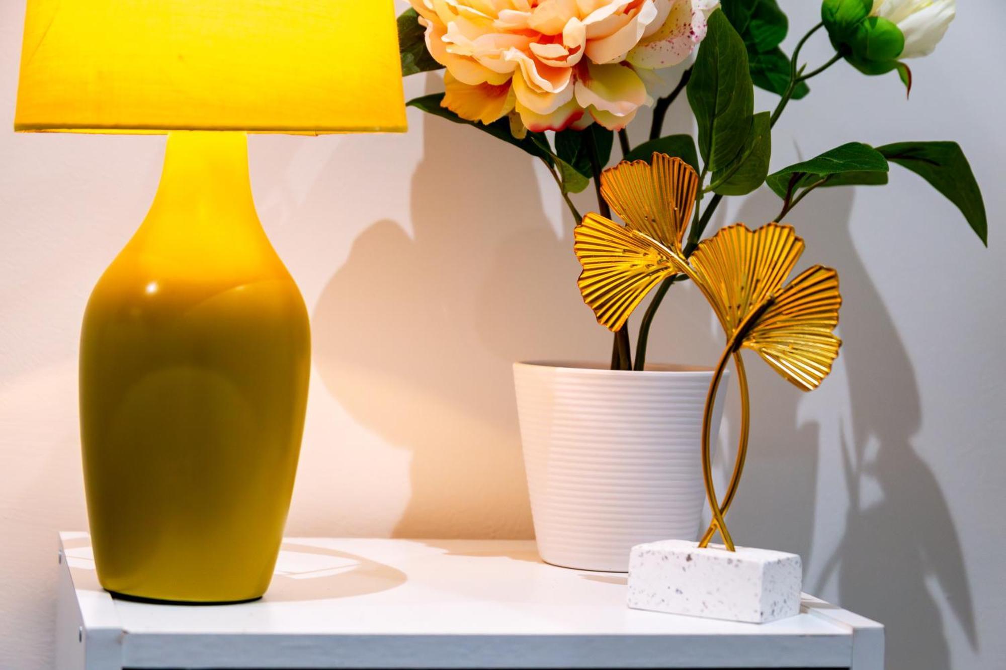 Chic & Spacious 2 Bedroom Haven In Zone 2-15 Mins To Central London- Garden & Parking Available! 5 Beds-Sleeps 6 People- Instant Book & Self Check-In! Save 20 Percent On Stays Of 7 Nights Or More ! Apartment London
