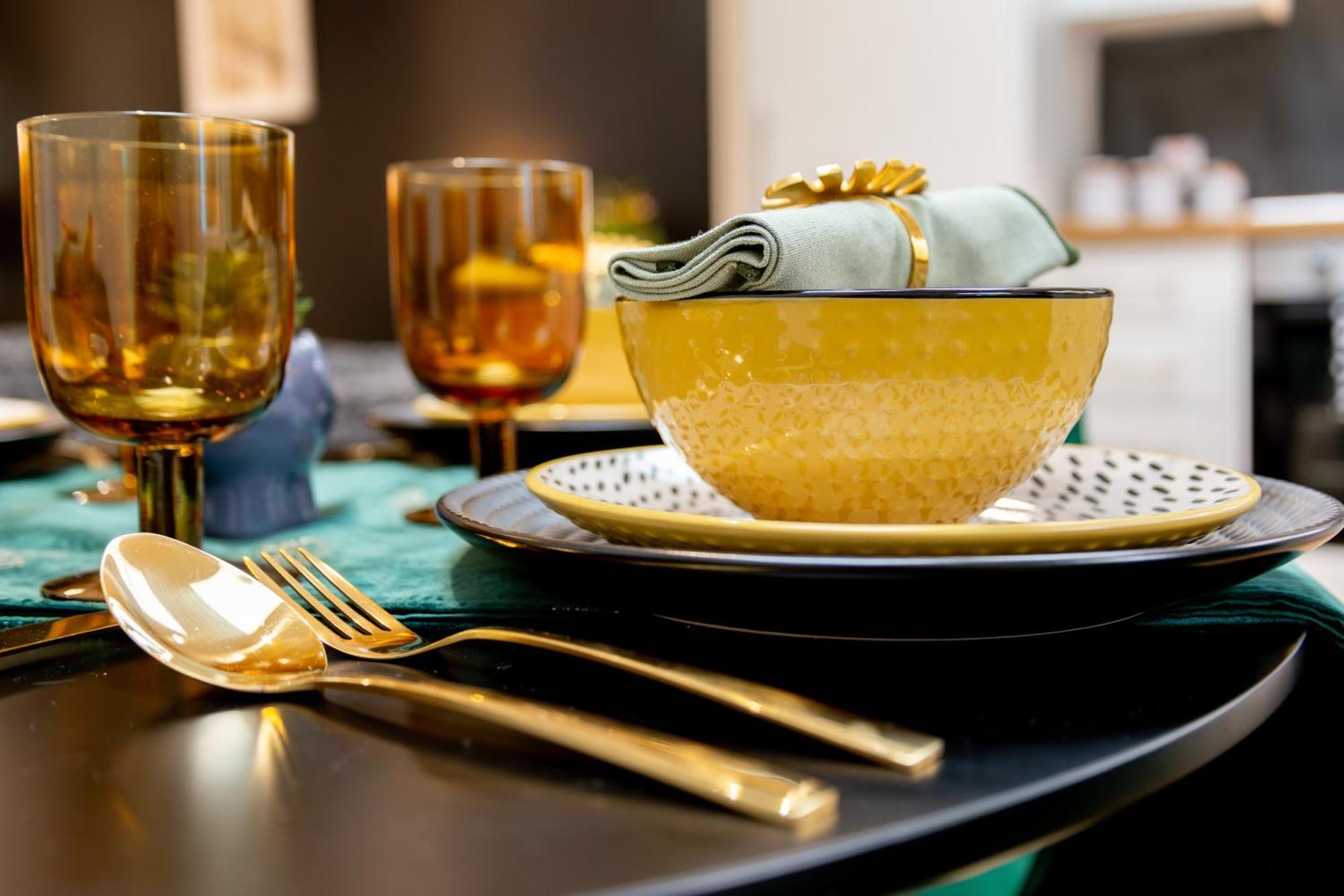 Apartment Chic & Spacious 2 Bedroom Haven In Zone 2-15 Mins To Central London- Garden & Parking Available! 5 Beds-Sleeps 6 People- Instant Book & Self Check-In! Save 20 Percent On Stays Of 7 Nights Or More ! London