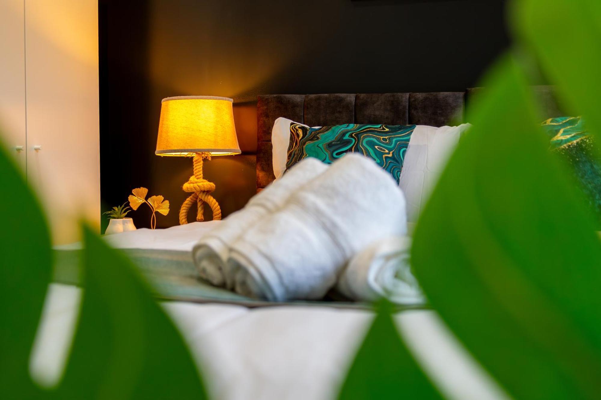 Chic & Spacious 2 Bedroom Haven In Zone 2-15 Mins To Central London- Garden & Parking Available! 5 Beds-Sleeps 6 People- Instant Book & Self Check-In! Save 20 Percent On Stays Of 7 Nights Or More !
