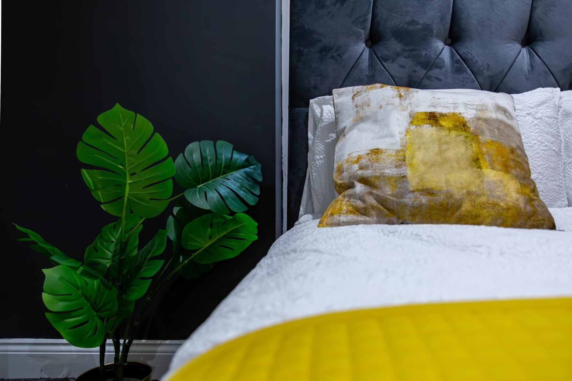 Apartment Chic & Spacious 2 Bedroom Haven In Zone 2-15 Mins To Central London- Garden & Parking Available! 5 Beds-Sleeps 6 People- Instant Book & Self Check-In! Save 20 Percent On Stays Of 7 Nights Or More !