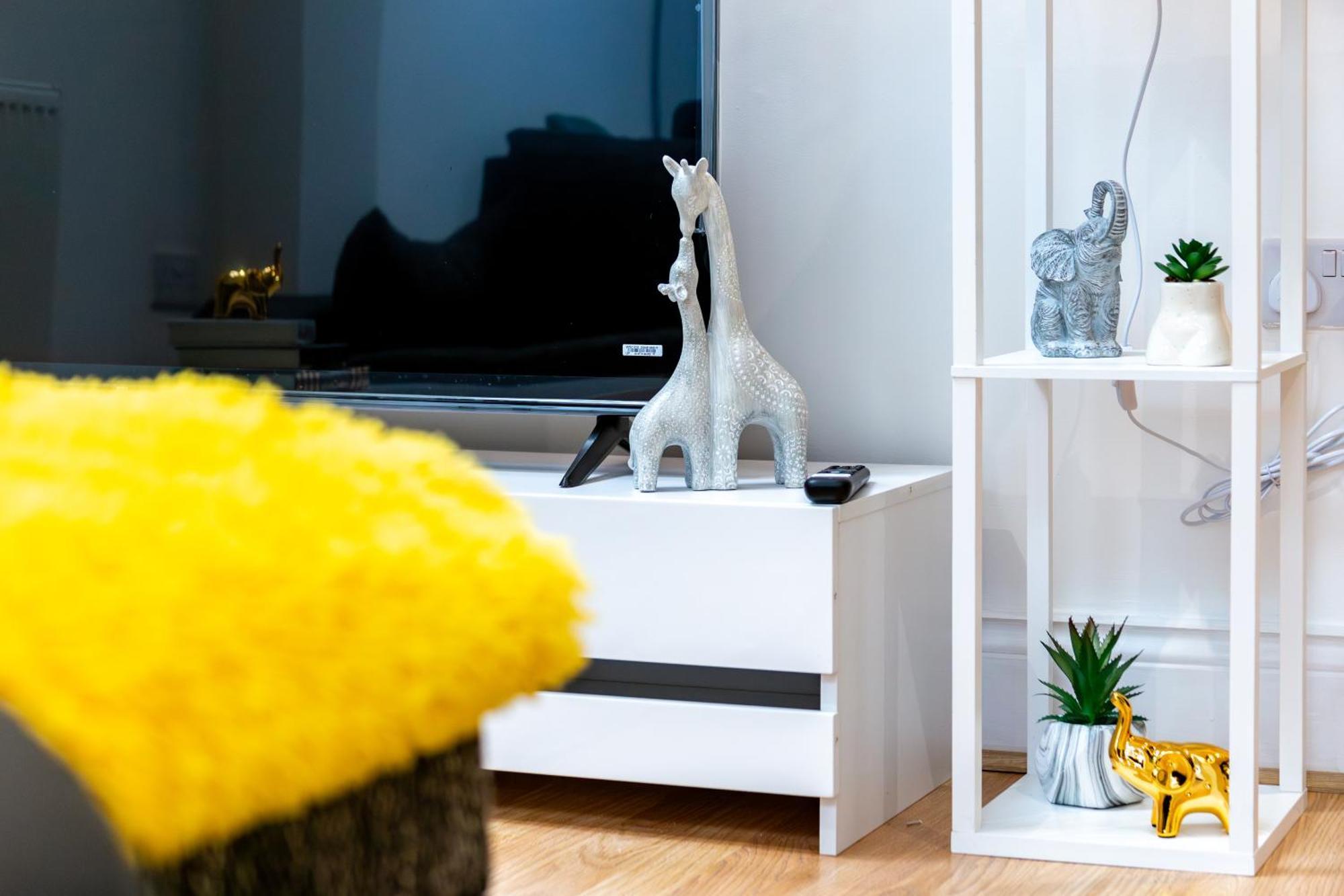 Chic & Spacious 2 Bedroom Haven In Zone 2-15 Mins To Central London- Garden & Parking Available! 5 Beds-Sleeps 6 People- Instant Book & Self Check-In! Save 20 Percent On Stays Of 7 Nights Or More ! London