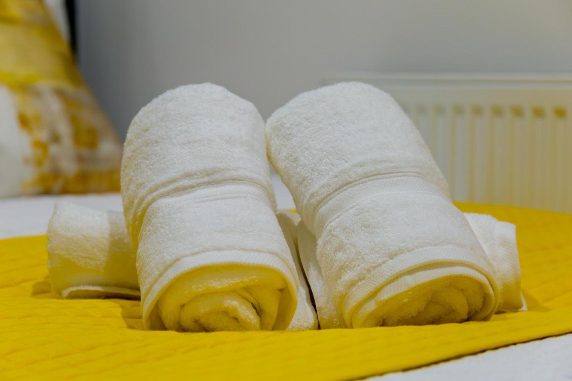 Apartment Chic & Spacious 2 Bedroom Haven In Zone 2-15 Mins To Central London- Garden & Parking Available! 5 Beds-Sleeps 6 People- Instant Book & Self Check-In! Save 20 Percent On Stays Of 7 Nights Or More ! London