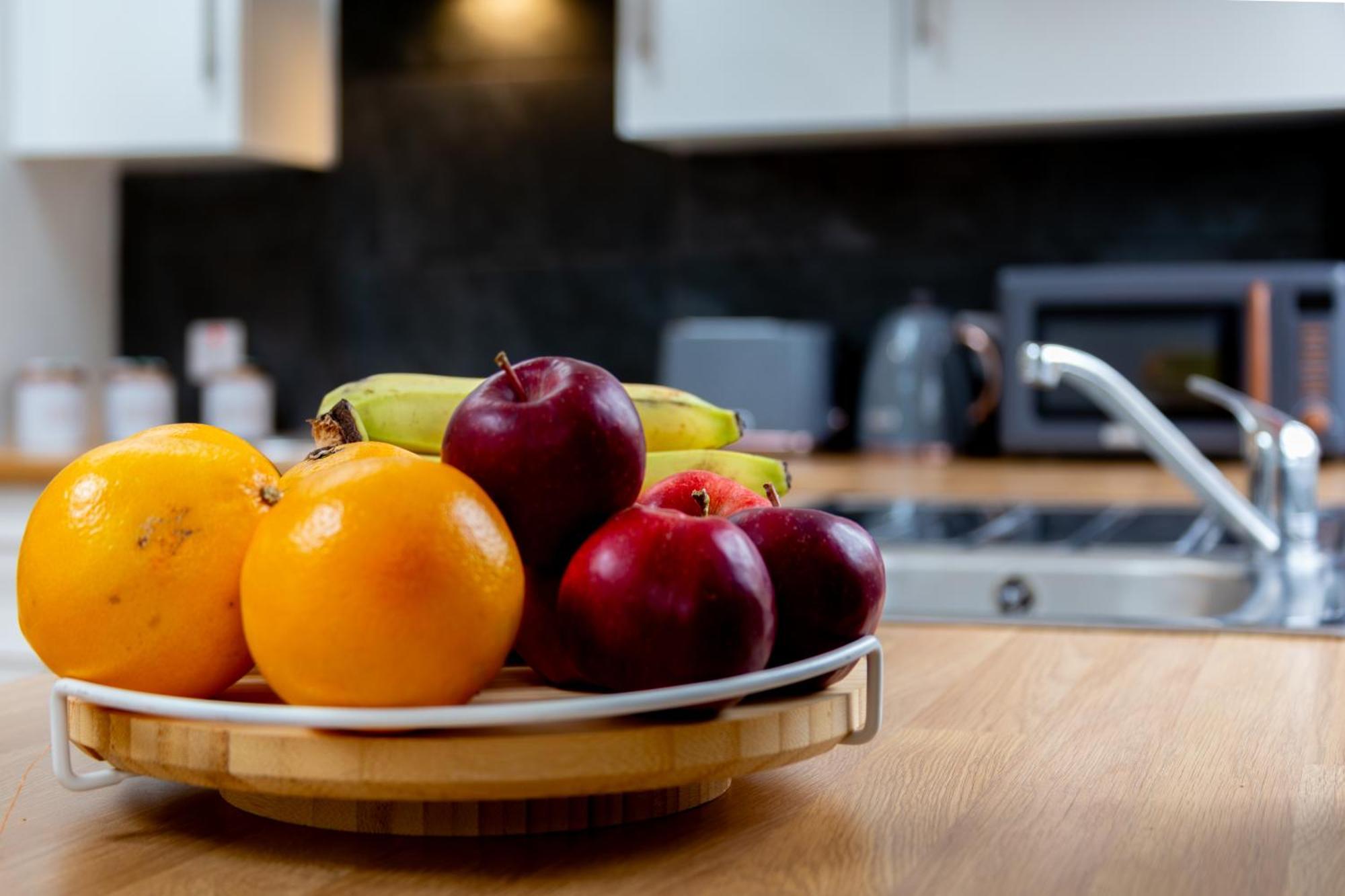 Chic & Spacious 2 Bedroom Haven In Zone 2-15 Mins To Central London- Garden & Parking Available! 5 Beds-Sleeps 6 People- Instant Book & Self Check-In! Save 20 Percent On Stays Of 7 Nights Or More ! Apartment