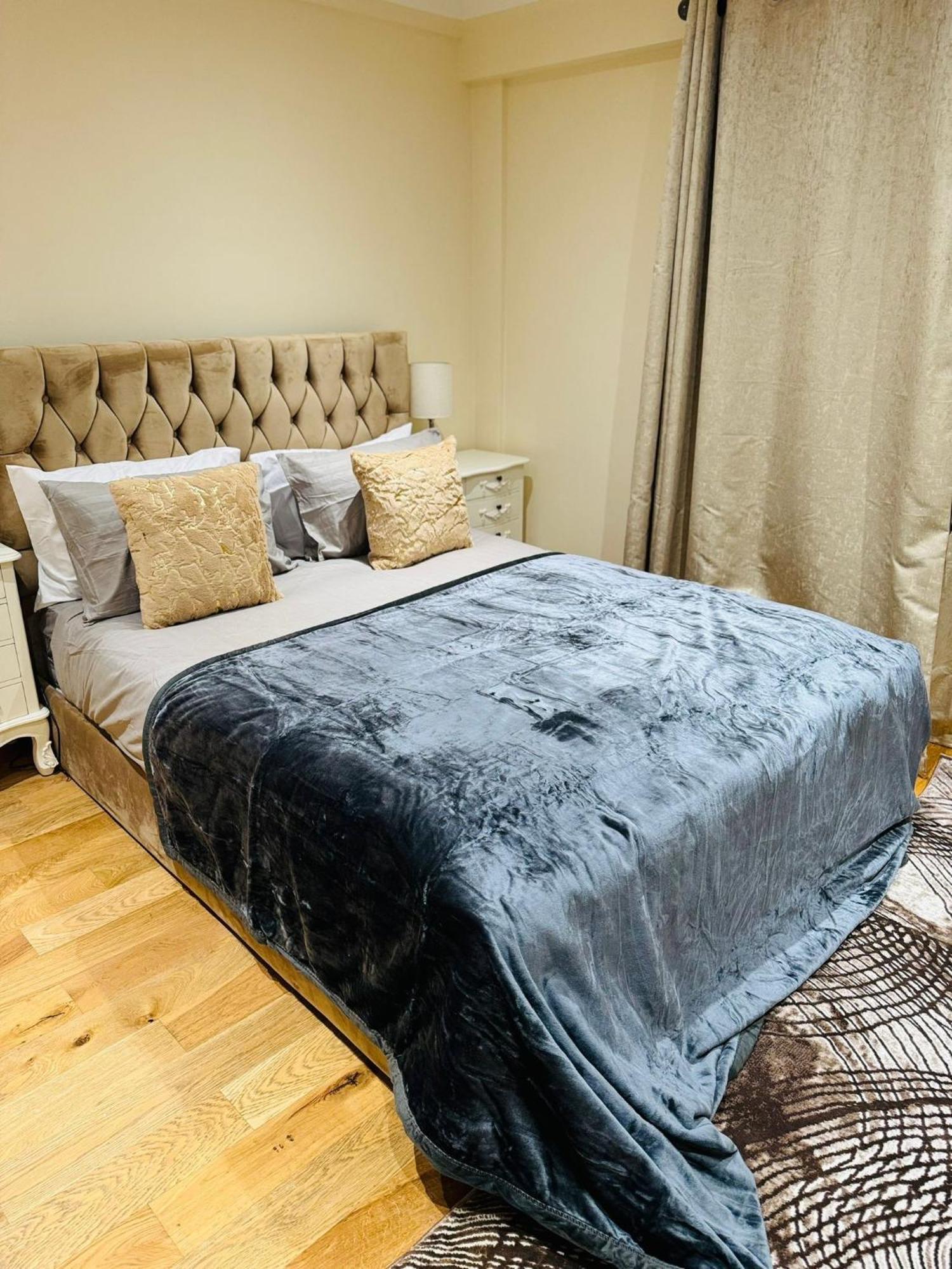Marble Arch Apartment *