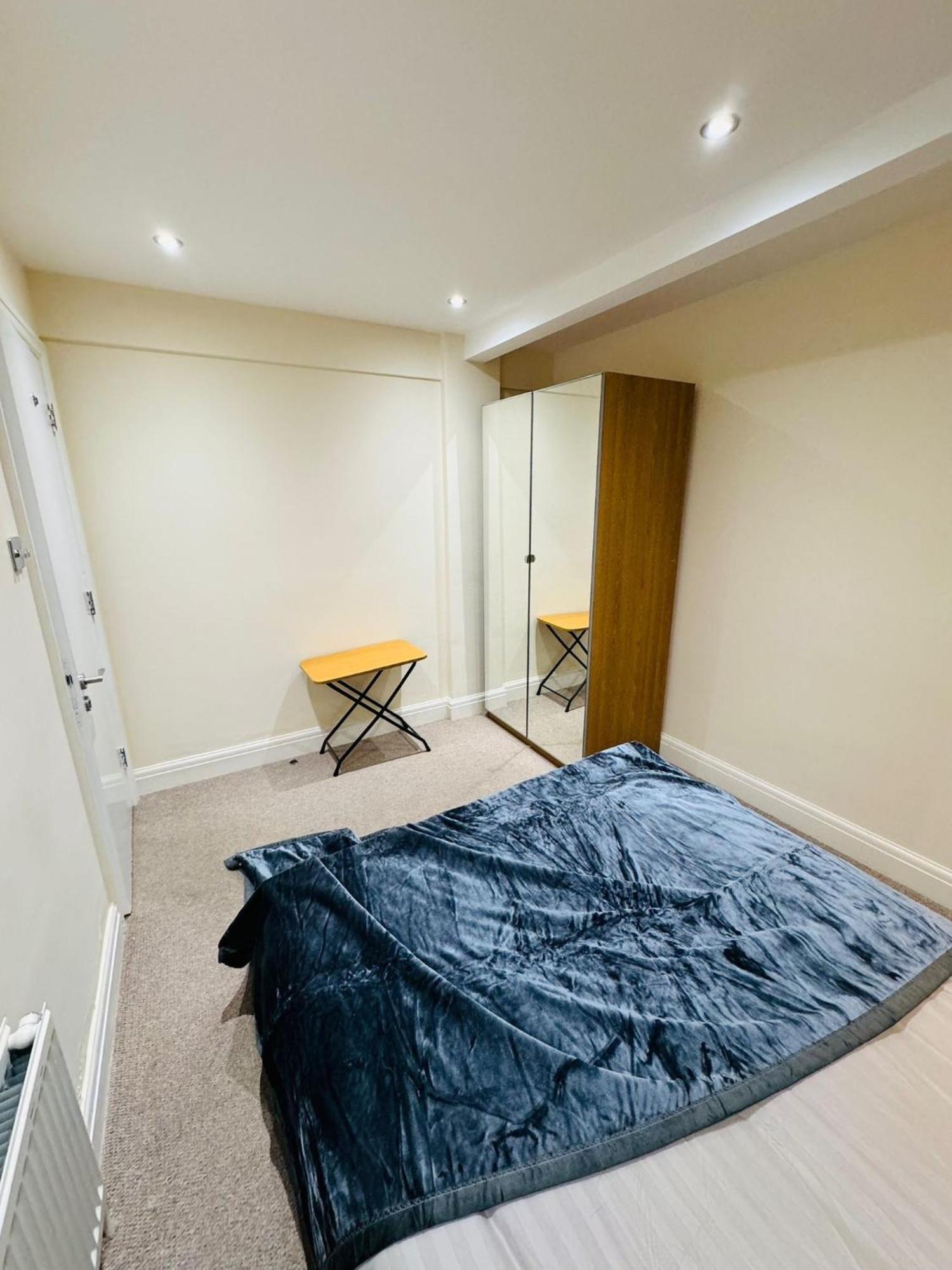 Marble Arch Apartment *