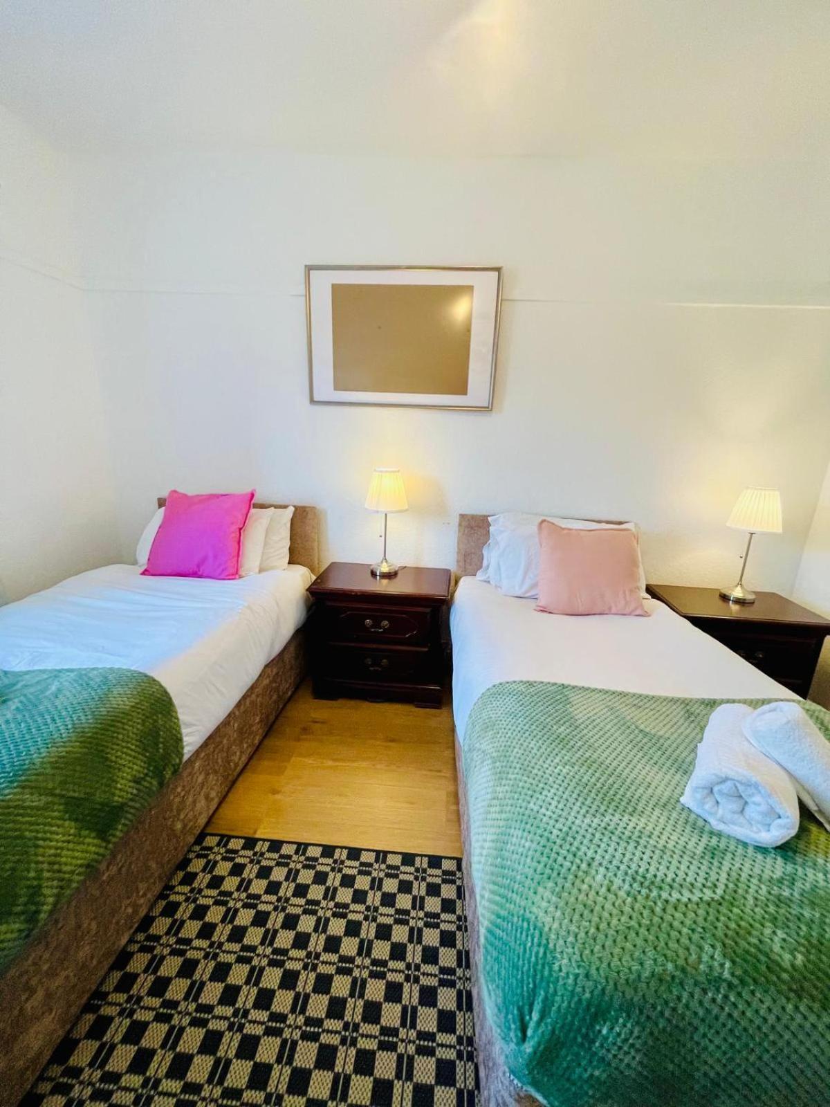 Apartamento 2bd Canarywharf Mile End Private Balcony Free Parking Londres