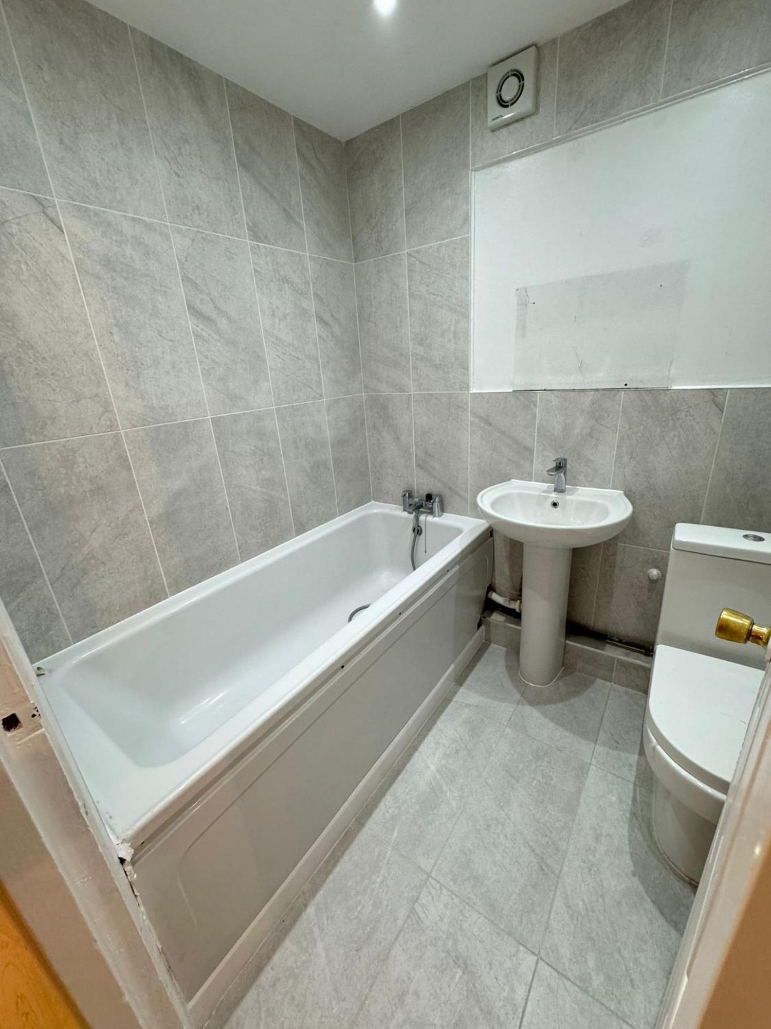 2 Bedroom Flat Near Kilburn Park Apartment London
