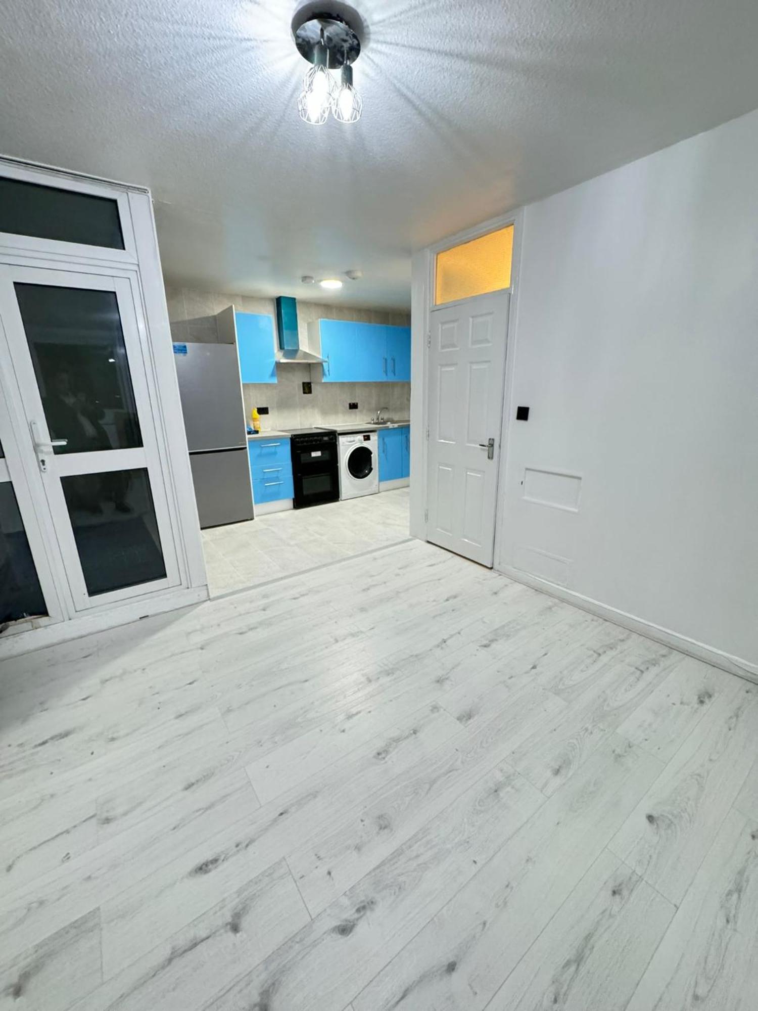 2 Bedroom Flat Near Kilburn Park Apartment