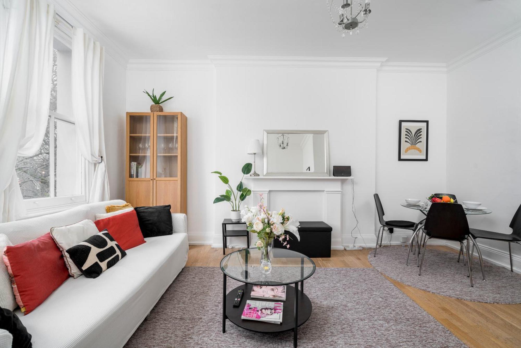 Apartment Bright & Charming 2 Bedroom In Earls Court Kensington 2 Minutes To District & Piccadilly Lines Tube Stunning Garden Views London