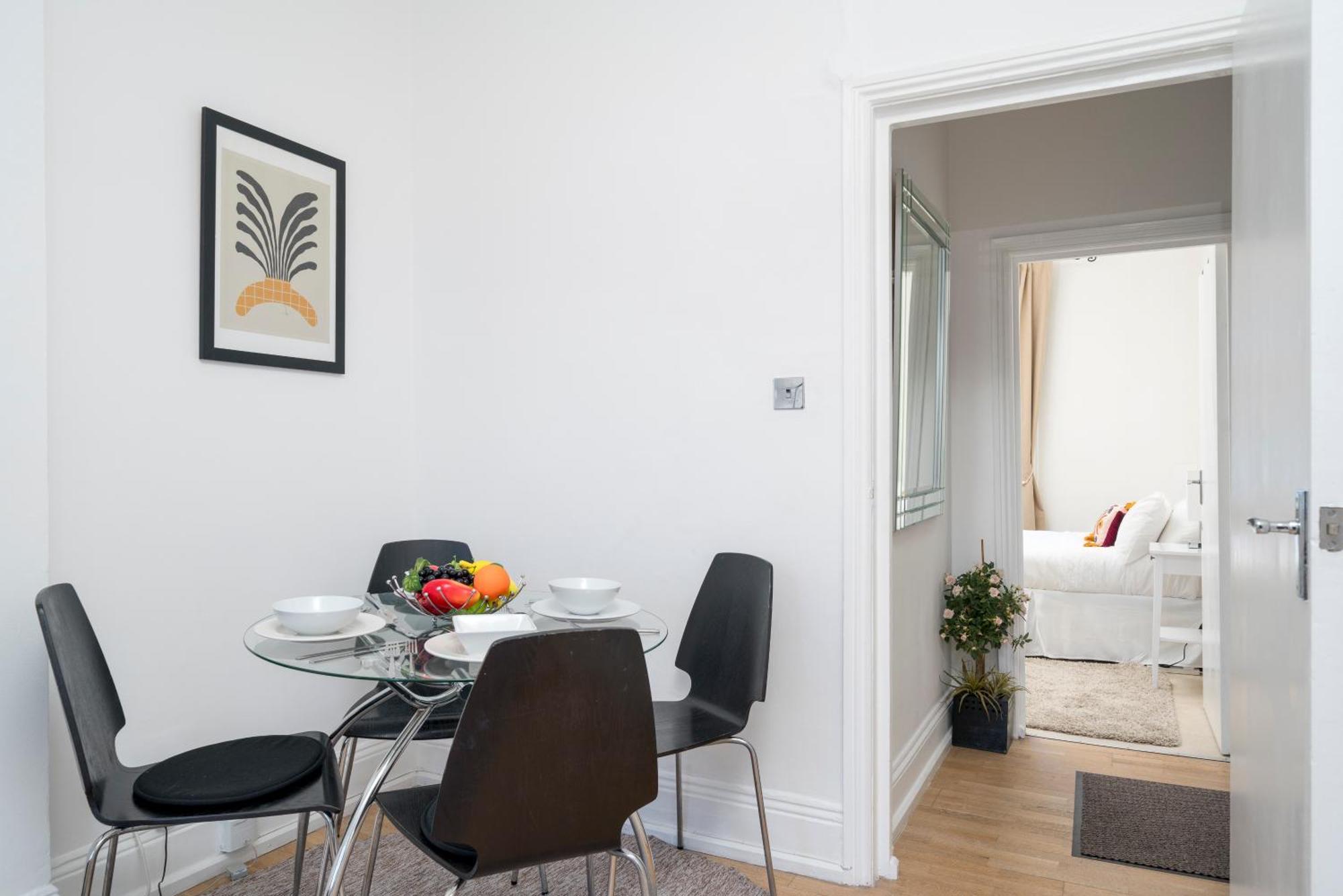 Bright & Charming 2 Bedroom In Earls Court Kensington 2 Minutes To District & Piccadilly Lines Tube Stunning Garden Views Apartment *