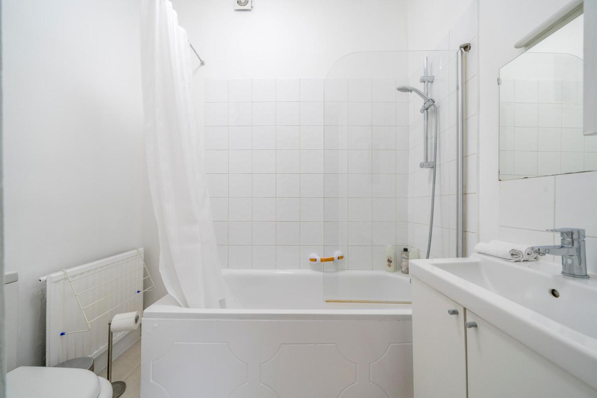 Apartment Bright & Charming 2 Bedroom In Earls Court Kensington 2 Minutes To District & Piccadilly Lines Tube Stunning Garden Views London