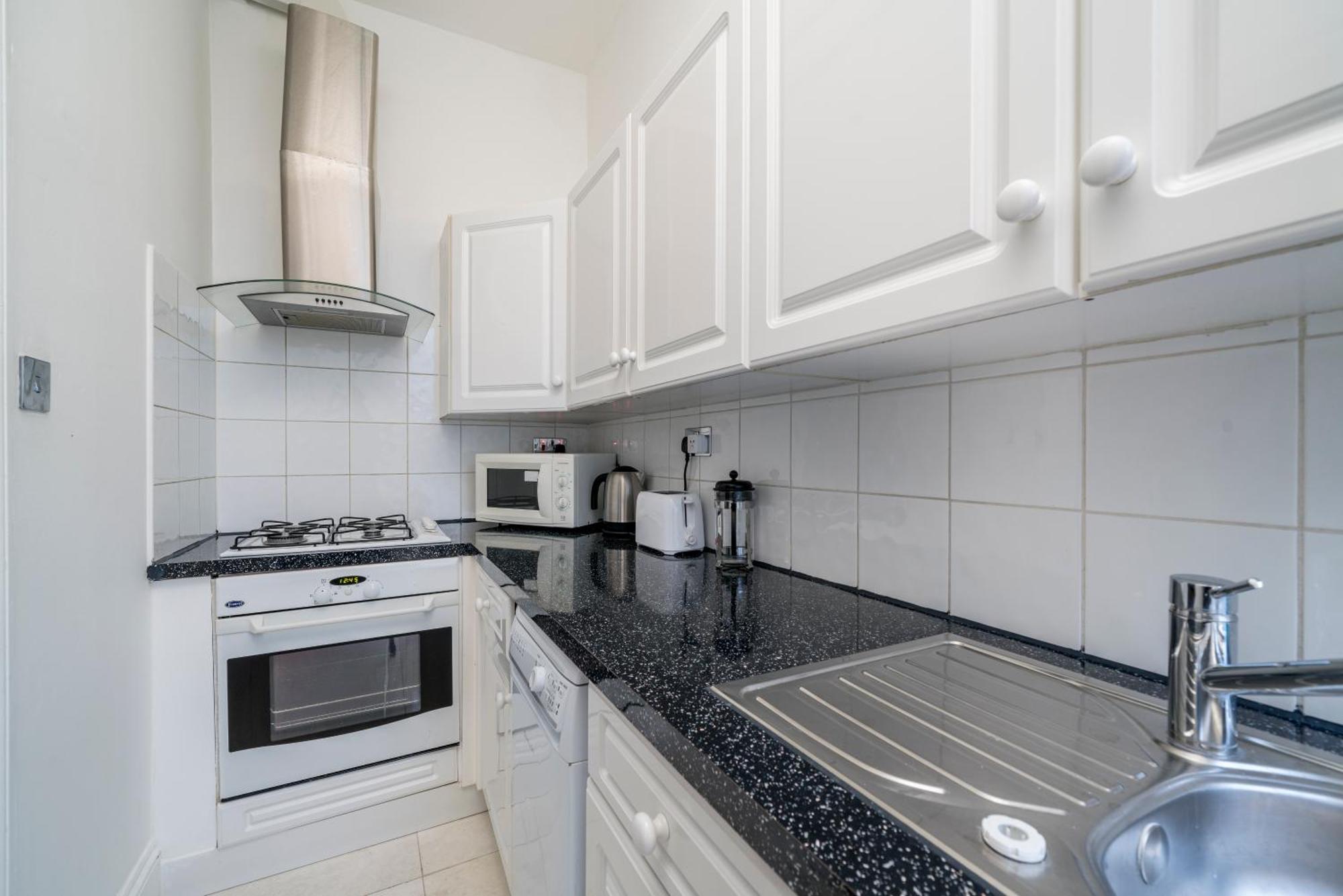 Bright & Charming 2 Bedroom In Earls Court Kensington 2 Minutes To District & Piccadilly Lines Tube Stunning Garden Views * London