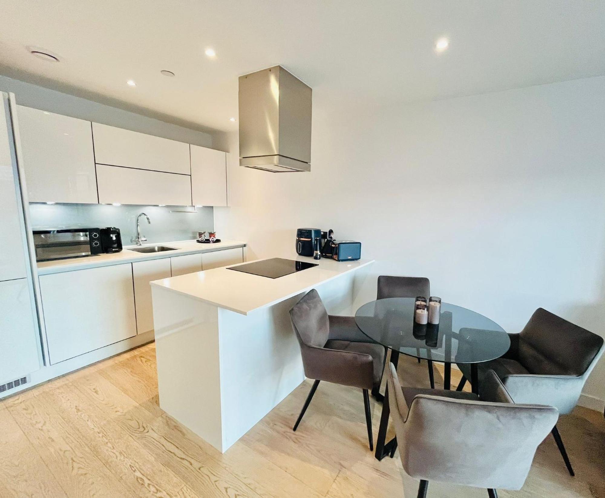 Apartment Gorgeous High-Rise Apartment - Skyline Views & Prime Central Location London
