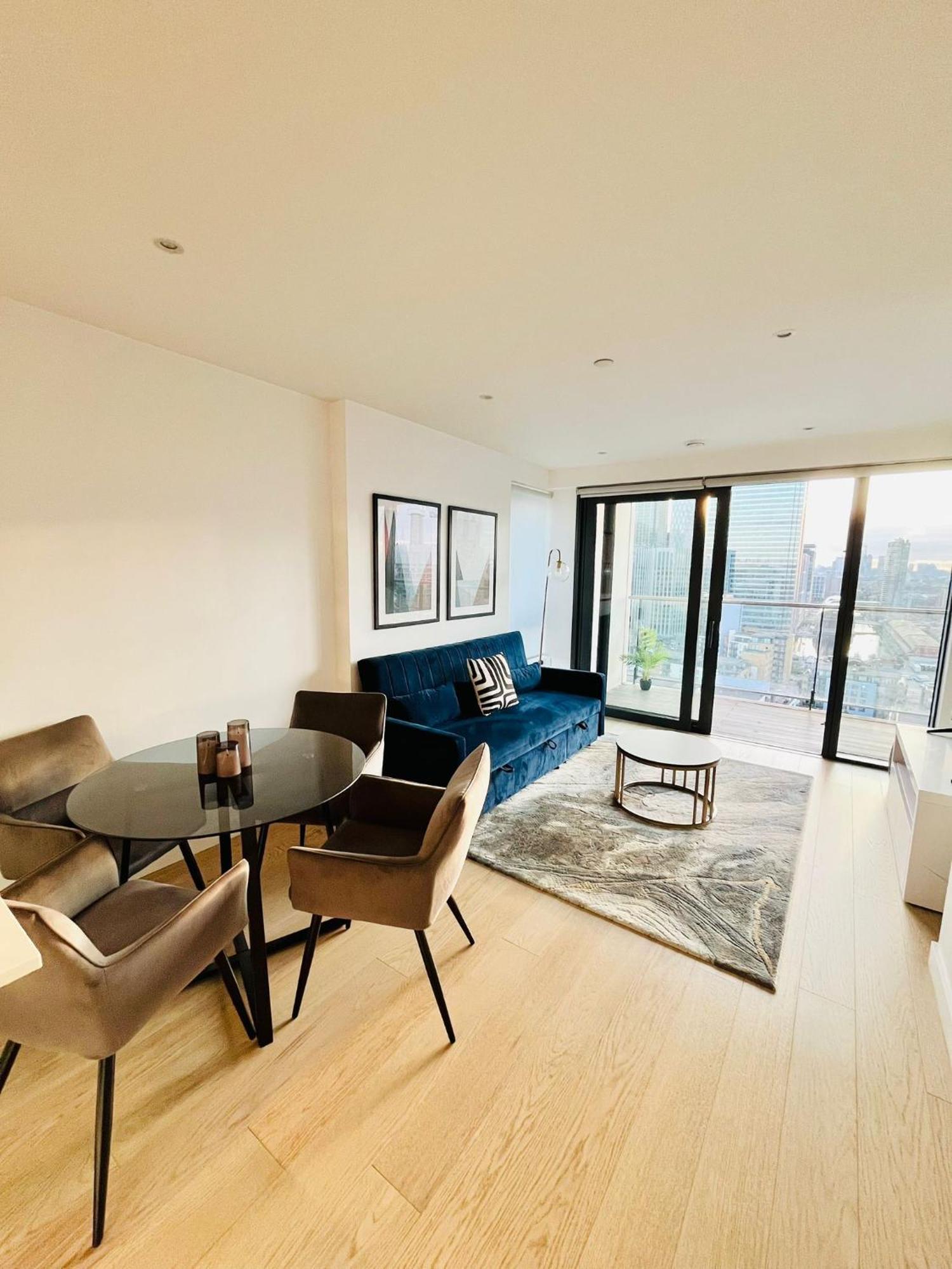 Gorgeous High-Rise Apartment - Skyline Views & Prime Central Location