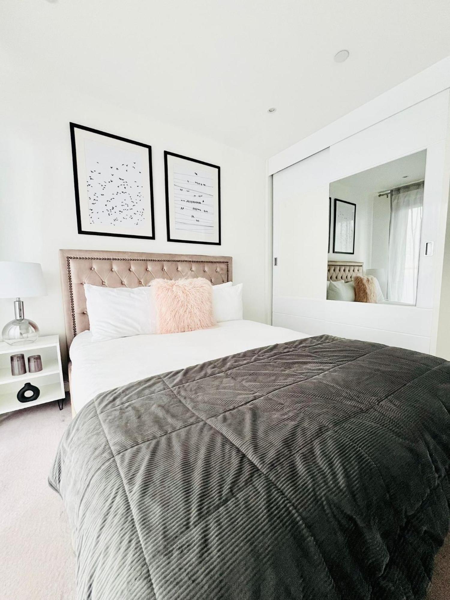 Gorgeous High-Rise Apartment - Skyline Views & Prime Central Location *