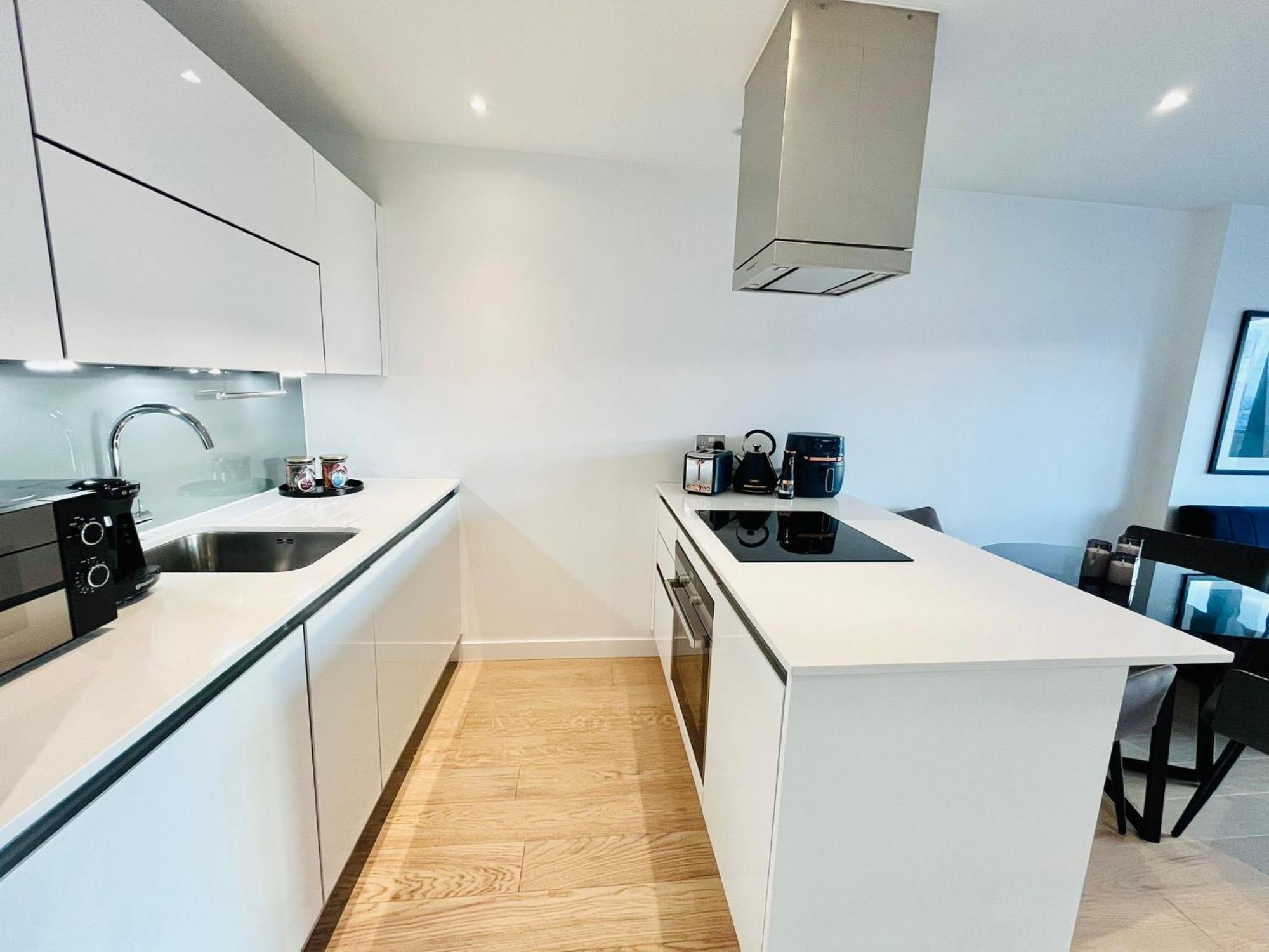 Gorgeous High-Rise Apartment - Skyline Views & Prime Central Location